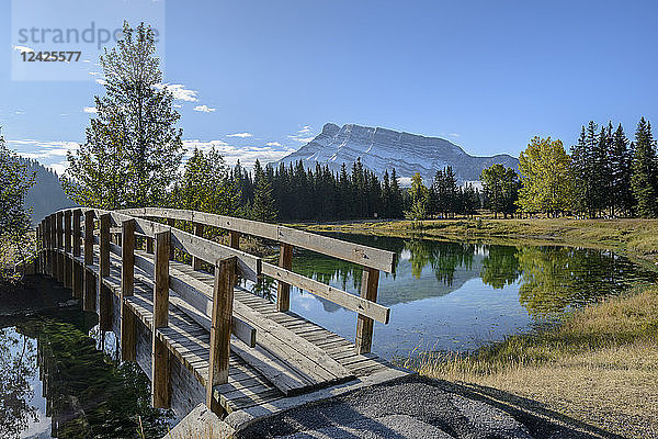 Kanada  Alberta  Banff  Fußgängerbrücke über den See und Berggipfel im Hintergrund