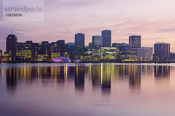 Niederlande  Rotterdam  Hafenviertel bei Sonnenaufgang