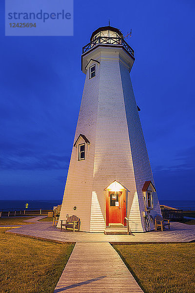 Kanada  Prince Edward Island  East Point Leuchtturm bei Nacht