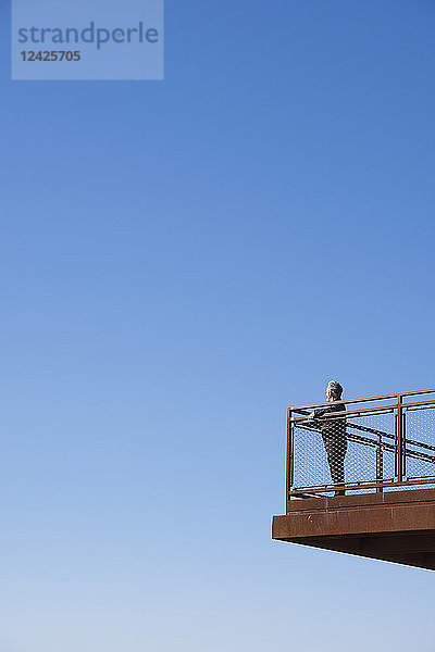 Mann auf Aussichtsplattform