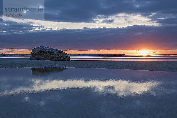 USA  Massachusetts  Cape Cod  Orleans  Felsen spiegelt sich im Meer bei Sonnenuntergang