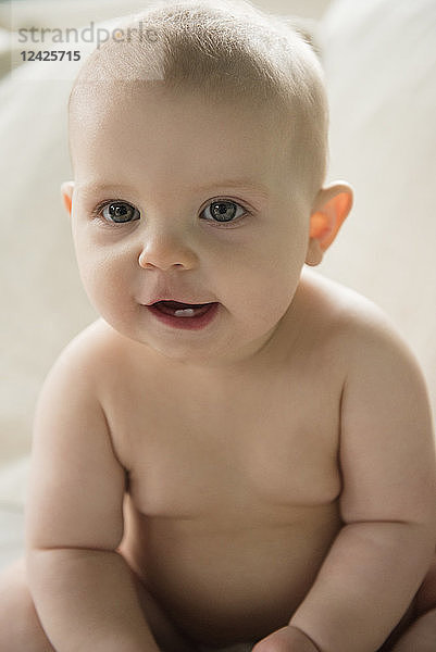 Porträt eines kleinen Mädchens (12-17 Monate)