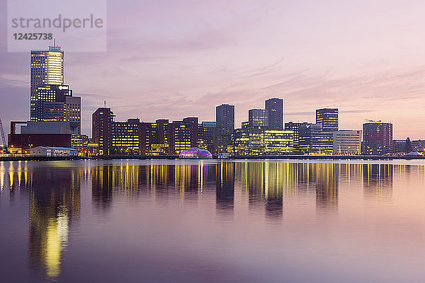 Niederlande  Rotterdam  Stadtbild bei Sonnenaufgang
