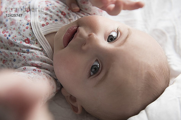 Baby-Mädchen (18-23 Monate) erreicht die Kamera