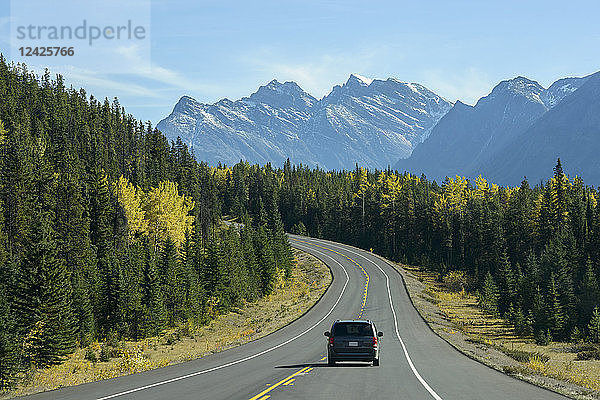 Kanada  Alberta  Banff  AB-93 Straße in Berglandschaft