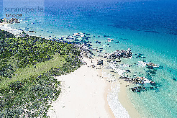Australien  NSW  Bermagui  Luftaufnahme eines malerischen Strandes