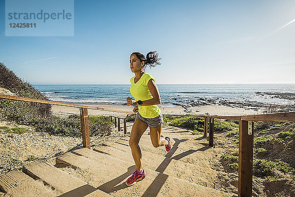 USA  Kalifornien  Newport Beach  Frau läuft Treppe hoch