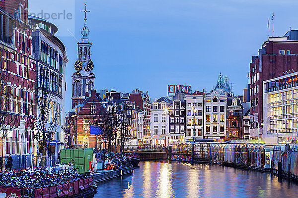 Niederlande  Amsterdam  Kanal in der Abenddämmerung