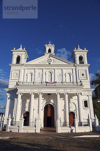 El Salvador  Cuscatlan  Suchitoto  Fassade der Kirche Santa Lucia