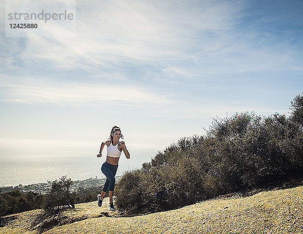 Frau joggt auf einem Berg
