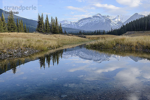 Kanada  Alberta  Banff  Bergspitze spiegelt sich im See im Banff National Park