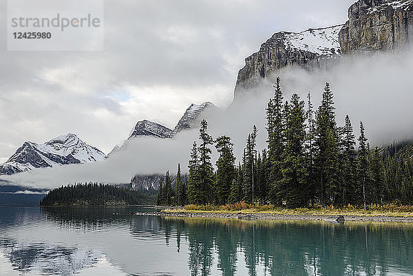 Kanada  Alberta  Jasper  Berge  die sich im Maligne Lake spiegeln