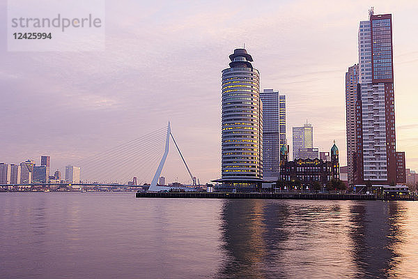 Niederlande  Rotterdam  Altes Gebäude zwischen Wolkenkratzern