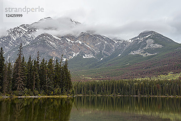 Kanada  Alberta  Jasper  Berge  die sich in Pyramid Lake spiegeln