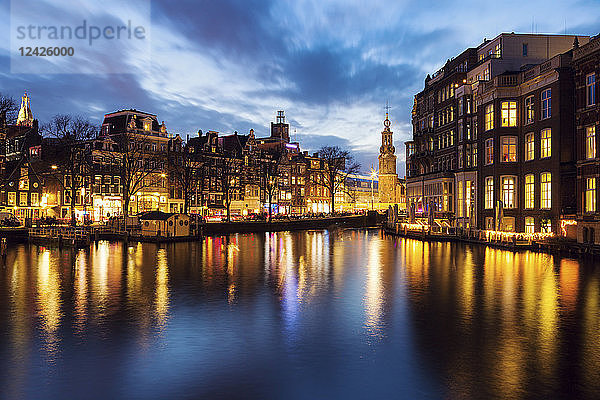 Niederlande  Amsterdam  Gebäude am Kanal in der Abenddämmerung