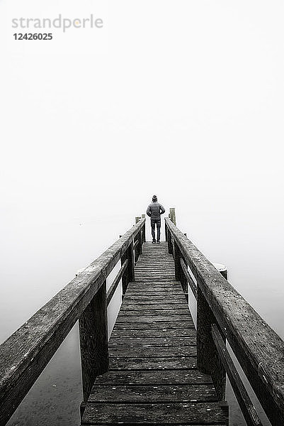 USA  Massachusetts  Cape Cod  Eastham  Mann steht auf Steg im Nebel