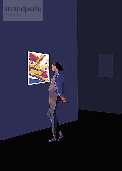 Frau betrachtet moderne Kunst in einer Galerieausstellung