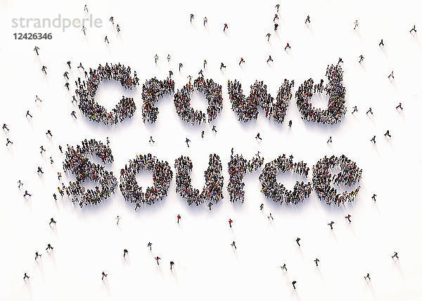 Draufsicht auf Menschen  die die Worte Crowd Source bilden.