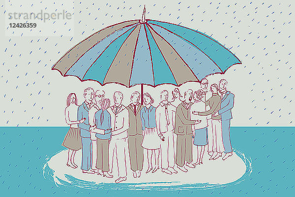 Menschen  die sich unter einem großen Regenschirm zusammenkauern