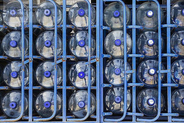 Reihen von Wasserflaschen in einem Lagerhaus