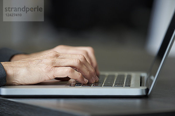 Geschäftsfrau mit Laptop