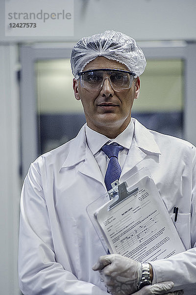 Porträt eines Wissenschaftlers im Labor