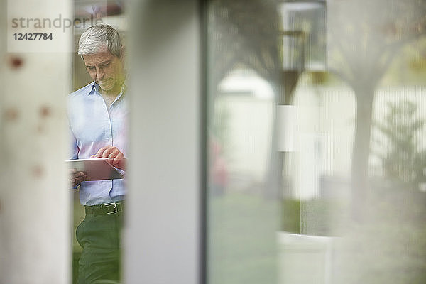 Geschäftsmann mit digitalem Tablet