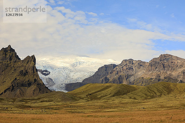 Majestätische Naturkulisse mit Blick auf Gletscher und Berge  Vatnajokull-Nationalpark  Island