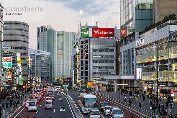 Straßenszene mit Verkehr und Fußgängern im Stadtteil Shinjuku in Tokio  Japan
