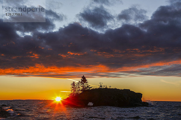 Blick auf die Felsformation Hollow Rock bei Sonnenuntergang  Lake Superior  Grand Portage  Minnesota  USA