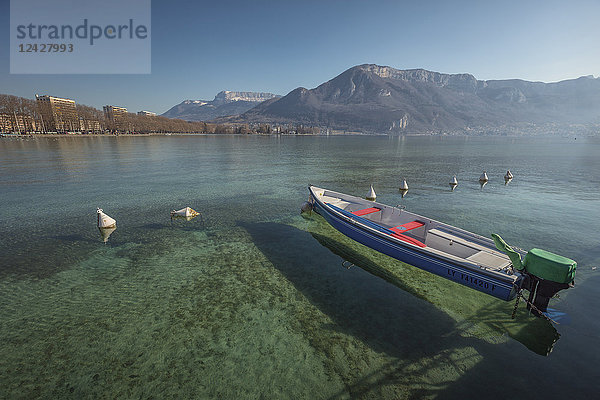 Ruhige Szene mit Motorboot im See  Annecy  Haute-Savoie  Frankreich