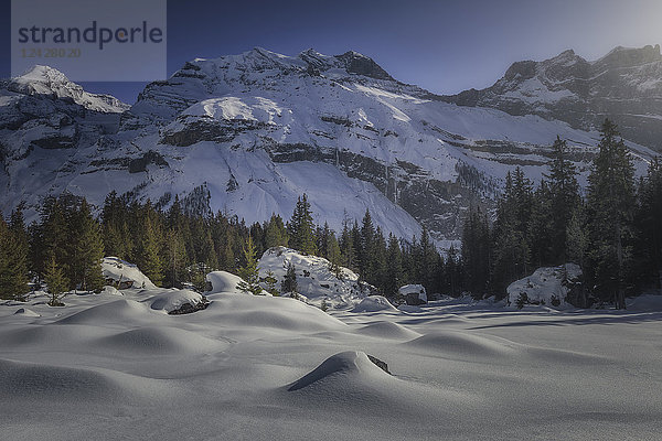 Majestätische Naturkulisse mit schneebedeckten Bergen im Winter  Schweiz