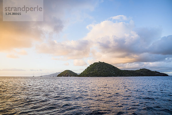 Blick auf die Insel Iles des Saintes bei Sonnenuntergang  Guadeloupe
