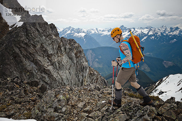 Seitenansicht eines abenteuerlustigen Bergsteigers beim Besteigen des Foley Peak  North Cascade Mountain Range  Chilliwack  British Columbia  Kanada