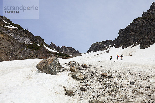 Fernaufnahme von Bergsteigern  die den Foley Peak besteigen  North Cascade Mountain Range  Chilliwack  British Columbia  Kanada