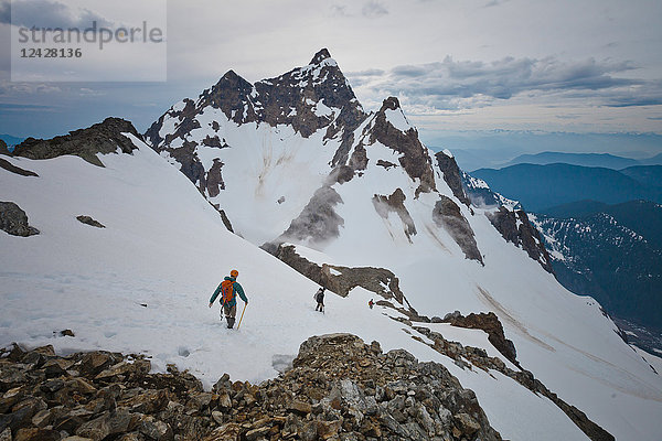 Fernsicht auf drei abenteuerlustige Bergsteiger beim Besteigen des Foley Peak  North Cascade Mountain Range  Chilliwack  British Columbia  Kanada