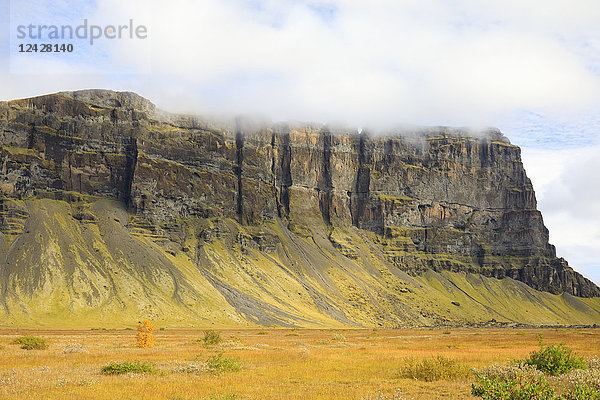 Wunderschöne Naturlandschaft mit majestätischem Berg mit steiler Klippe  Vatnajokull-Nationalpark  Island
