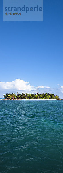 Vertikales Panoramabild einer Insel im Meer  Gosier  Guadeloupe