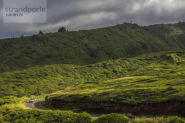 Entfernte Ansicht Schuss von 4x4 Auto fahren entlang der Straße  Maui  Hawaii  USA