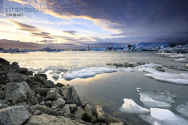Majestätische Naturkulisse mit auf dem Wasser treibenden Eisbergen in der Gletscherlagune Jokulsarlon  Island
