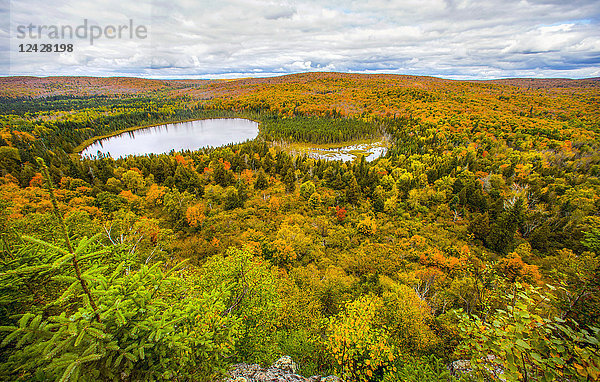 Schönes Naturfoto mit malerischem Blick auf Wald und See  Oberg Mountain Wanderweg  Tofte  Minnesota  USA