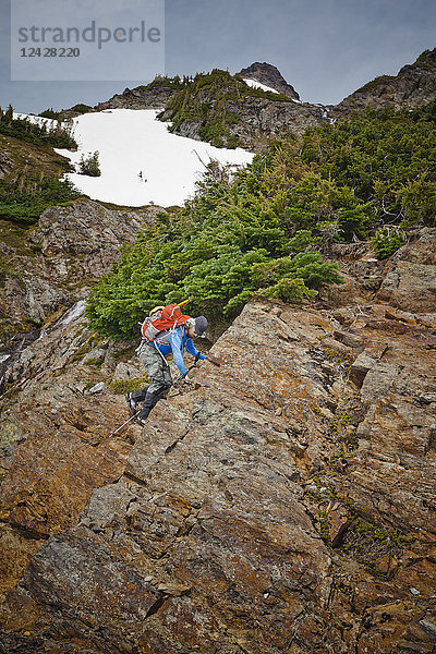 Seitenansicht eines einzelnen männlichen Bergsteigers beim Besteigen des Foley Peak  North Cascade Mountain Range  Chilliwack  British Columbia  Kanada