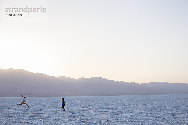 Fernblick auf zwei spielende Kinder auf einer Salzpfanne  Death Valley National Park  Kalifornien  USA