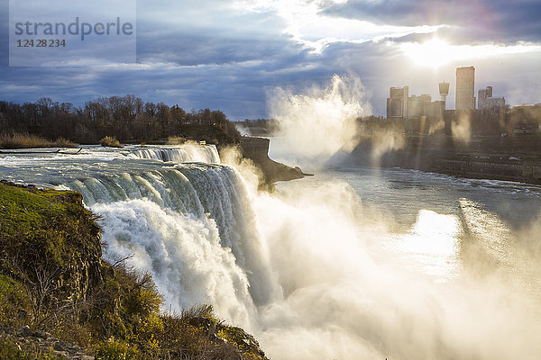 Majestätischer Blick auf den Wasserfall  Niagara Falls  New York State  USA