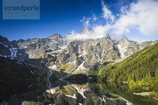 Majestätischer Blick auf den See Morskie Oko und die Berge  Tatra-Gebirge  Woiwodschaft Malopolskie  Polen