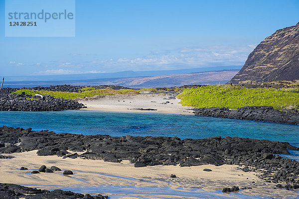 Unglaubliche Aussicht vom schwer zugänglichen Strand von Halape entlang des Puna Coast Trail im Hawaii Volcanoes National Park auf der Big Island. Dieser Strand ist ein Schildkröten-Nistplatz  der von den Vereinigten Staaten von Amerika geschützt wird.