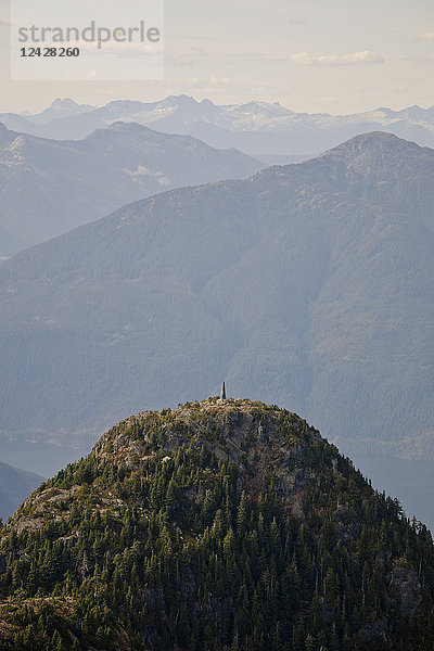 Fernsicht auf einen Funkturm auf dem Gipfel eines Berges  Coast Mountains  Vancouver  British Columbia  Kanada