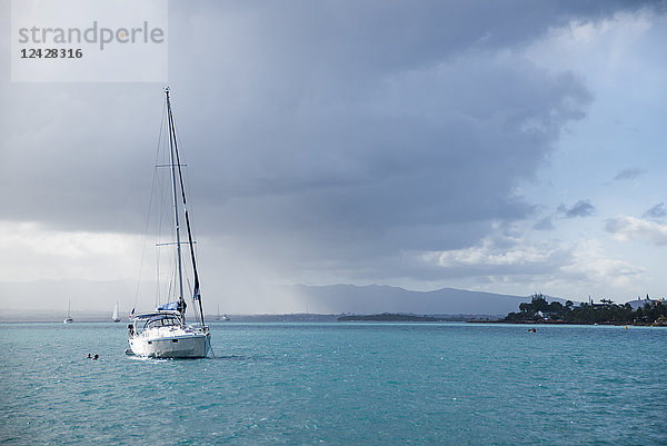 Blick auf ein im Meer verankertes Segelboot  Gosier  Guadeloupe