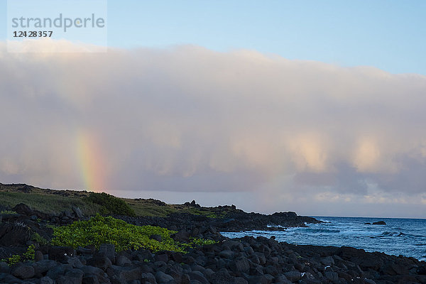 Regenbogen über dem Halape Beach nach einem Sturm im Hawaii Volcanoes National Park auf der Big Island