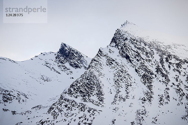 Majestätischer Blick auf schneebedeckte Berge  Tromso  Norwegen